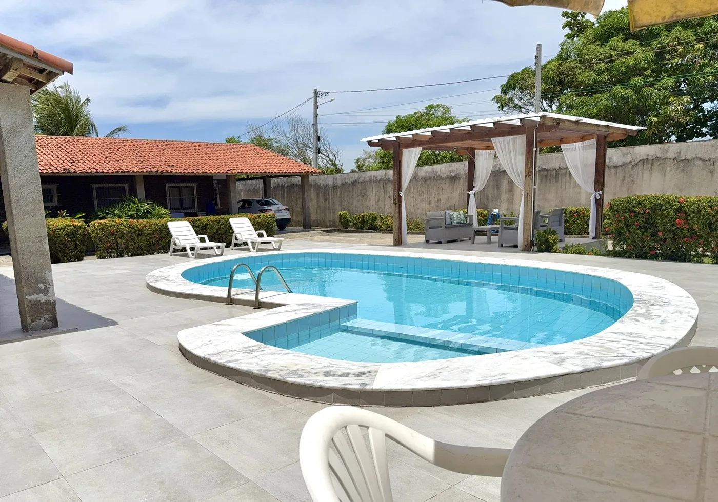 Piscina adulto e infantil com deck em porcelanato